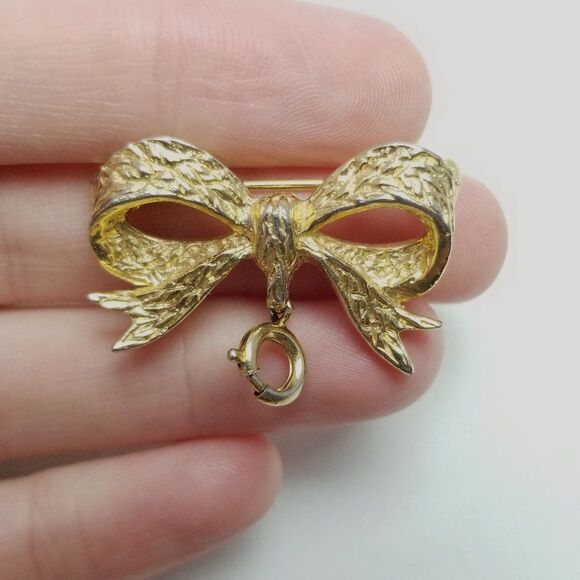 Vintage Bow Shape Brooch with Clasp For Charms, Gold Tone Lapel Pin, Estate - Picture 1 of 5